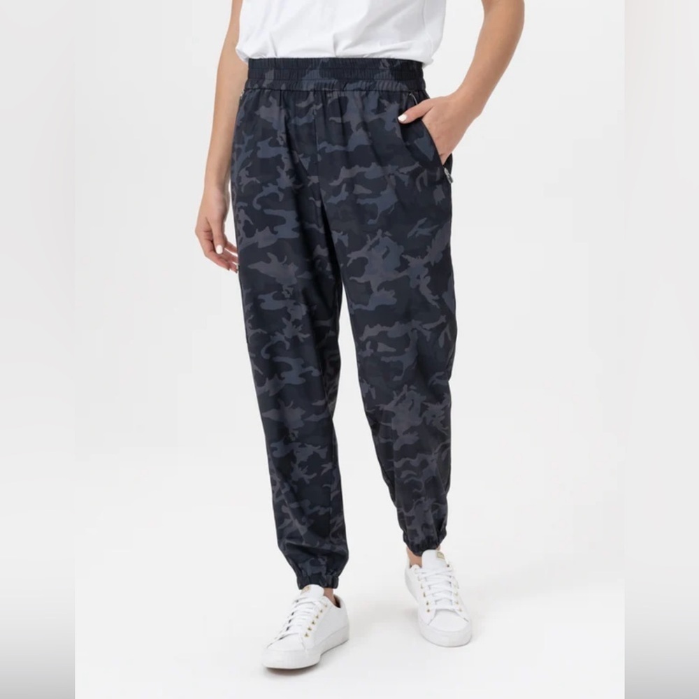 DKNY
Joggers
Blue
Camouflage
Size Large
